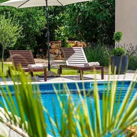 펜션 Crassula With Pool On Island Krk