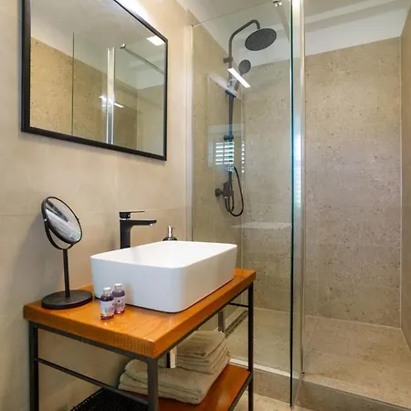 펜션 Crassula With Pool On Island Krk