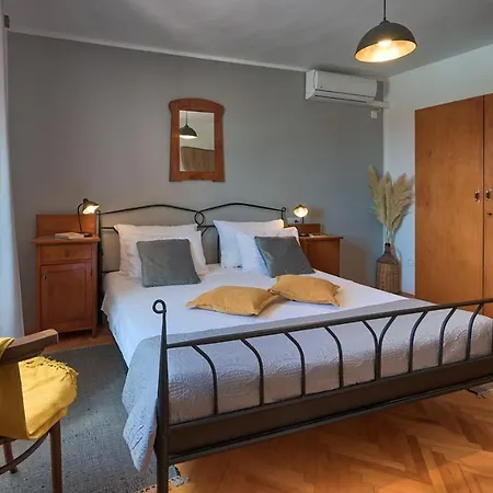 펜션 Crassula With Pool On Island Krk