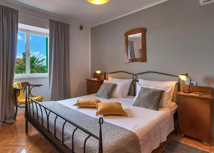 Crassula With Pool On Island Krk