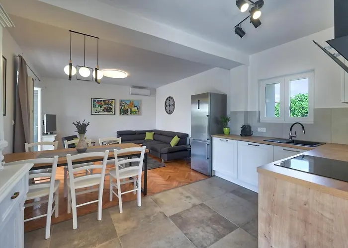 Crassula With Pool On Island Krk